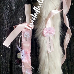 Puede incluir: Una cola blanca y esponjosa con una cinta rosa y un lazo rosa. Un collar rosa con una campana y una flor rosa. El texto "Daddy Pull Me Closer Kitten Set" está en la imagen.