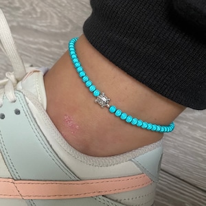 Turkos mirakelpärlafotlänk med sköldpaddsberlock