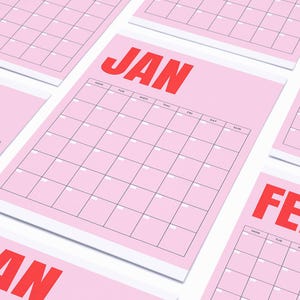 Könnte beinhalten: Rosa bedruckbare Kalenderblätter mit den Monaten Januar, Februar und einem Teilblick auf eine dritte Seite mit Januar. Die Monate sind in fetten roten Buchstaben geschrieben.