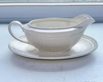 Mikasa Italian Countryside Gravy Boat and Underplate Saucer Set DD900 Cream