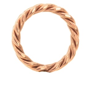 Könnte beinhalten: Ein dicker, gedrehter Ring aus Roségold.