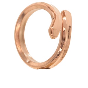 Può includere: Un anello in oro rosa con un design a serpente. Il serpente è avvolto attorno alla fascia dell'anello.