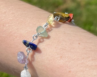 Handmade, Rainbow Chakra Crystal Chip Chain Link Bracelet in Silver (Red Jasper, Tiger Eye, Citrine, Aventurine, Sodalite, Amethyst, Quartz)