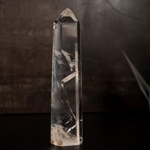 Ponta alta de obelisco de quartzo lemuriano transparente de Diamantina – quartzo cristal com transparência excepcional - 8,5 pol. 1,5 libra