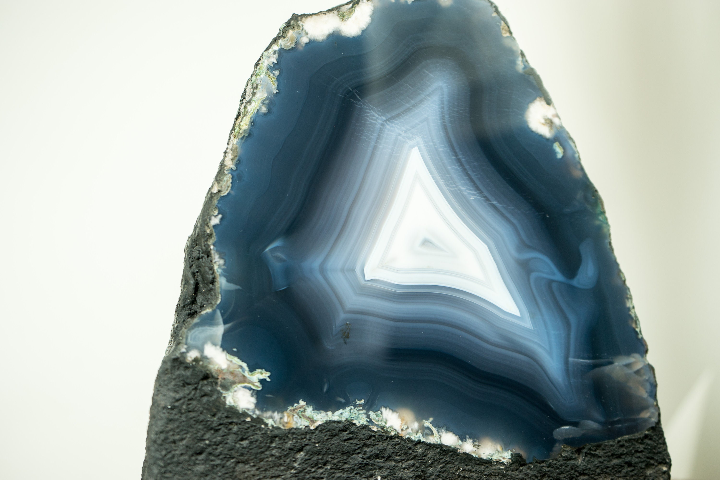 ブルーアゲートジオード 天然の海の青と白の瑪瑙のレースが付いたブルーアゲートジオード