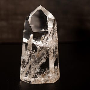 Ponta de Obelisco de Quartzo Lemuriano Transparente de Diamantina – Pequena. Cristal de Grau AAA com Transparência Excepcional – 1,5 libra