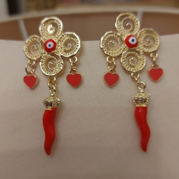 Pendientes colgantes de zamak con ojo de la fortuna griego, cuerno rojo y corazones