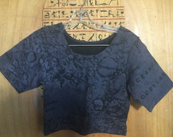 Camisa corta de manga corta para mujer Ameba, serigrafía con tinta lavanda lunar sobre forro polar de algodón negro, talla extra pequeña