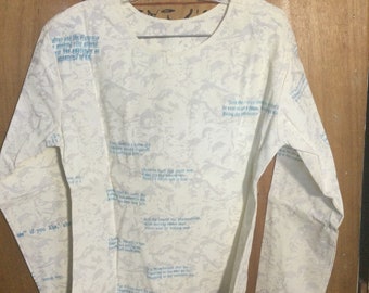 Camisa de manga larga para mujer Ameba con calaveras serigrafiadas en blanco y texto azul sobre tela de algodón blanca (talla pequeña)