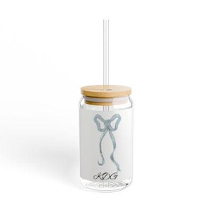 Pode incluir: Um frasco de vidro transparente com tampa de bambu e um design de fita azul. O frasco tem um canudo e o texto "KDG" impresso na frente.