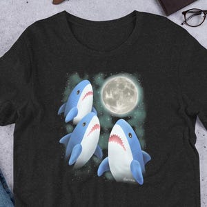 Tre Blahaj-hajar som ylar mot månen T-shirt | Rolig meme-t-shirt med andningsbar grafik