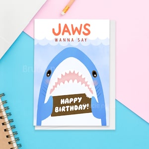 Jaws de requin mignon Blahaj veulent dire joyeux anniversaire carte de vœux | Just Baby Kawaii super blanc parodie du film aquatique Félicitations cadeaux pour les enfants