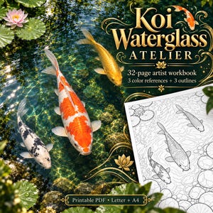 Op de afbeelding: Een 32-pagina tellend kunstenaarswerkboek getiteld Koi Waterglass Atelier met drie kleurreferenties en drie contouren. De omslag toont drie koivissen zwemmend in een vijver met een lotusbloem en een zwart-witte lijntekening.
