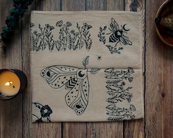 Pañuelo orgánico teñido con motivos botánicos - Estampado tallado a mano - Colores tierra rituales - Diseño Midnight Garden