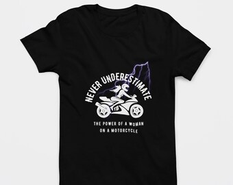 Ne sous-estimez jamais le pouvoir d'une femme à moto, t-shirts motards fille, t-shirts couleur confort pour elle, t-shirts motards