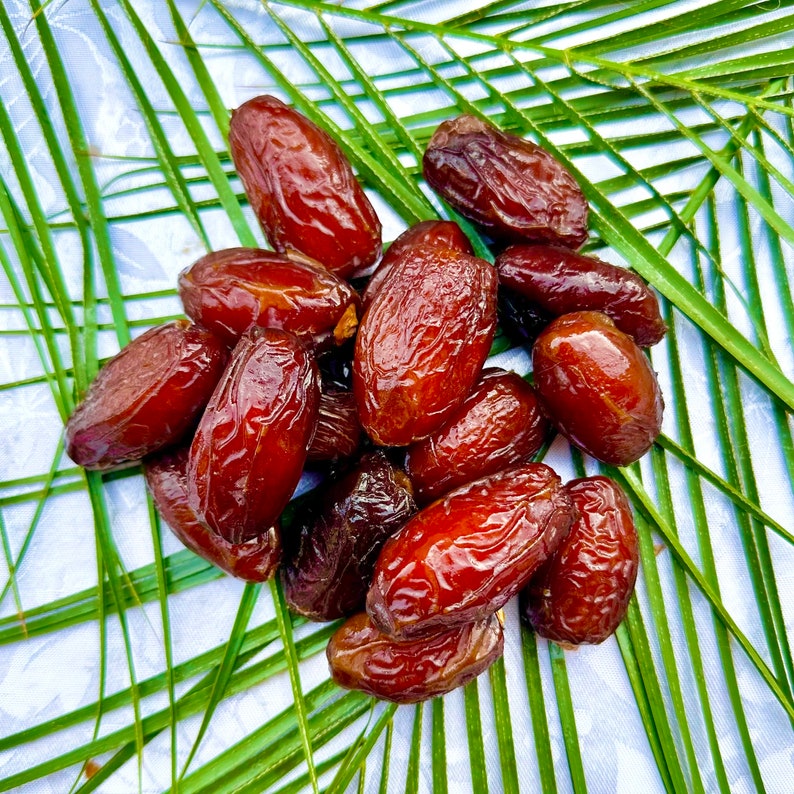 Large Rutab MEDJOOL Dates Very Juicy, Soft, & Sweet Date Fruit Golden