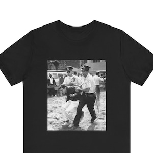 Bernie Sanders Festnahme Foto | WIDERSTEHEN | Gekämmte und ringgesponnene Baumwolle T-Shirt. Fair-Trade * Keine * Sweatshops Umweltfreundlich