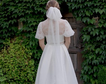 Tüll Brautschleife mit extra langen Endstücken Swiss Dot Tüll oder regelmäßige Tüll Mode vorne Schleier Alternative große Hochzeit Kopfschmuck Schleife