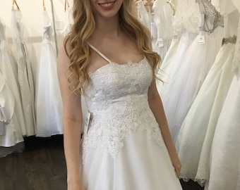 Venta de muestra de vestido de novia de encaje y tul, corpiño de encaje con cordón y encaje que gotea en la falda, tirantes finos y escote en forma de corazón pequeño. Talla 4