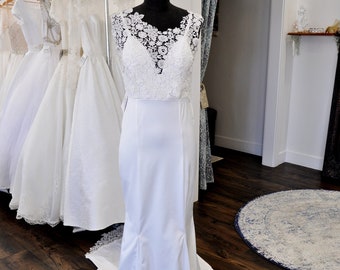Vestido de novia ajustado y acampanado de satén y encaje de crochet blanco confeccionado en satén elástico, cola de encaje sexy, talla 2 con descuento