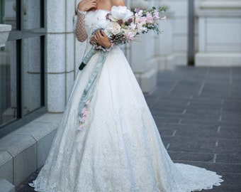 Vestido de novia de encaje con escote en forma de corazón, mangas con hombros descubiertos, escote en forma de corazón, cuentas de perlas, dobladillo festoneado con motivos florales únicos y tul con forma de diamante