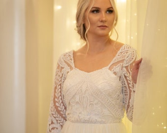 Vestido de novia de encaje bohemio con detalles de cuentas y escote cuadrado, silueta en forma de A, espalda abierta baja, falda de tul fluida