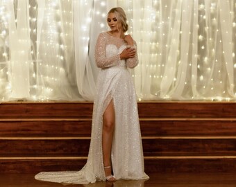 Vestido de novia sexy y romántico con efecto cruzado, escote en forma de corazón de satén y capa de tul con cuentas: perfecto para el invierno