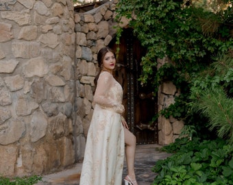 Vestido de novia romántico único en marfil y dorado con encaje, apliques florales y falda cruzada: perfecto para una boda en el jardín