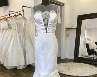 Venta de muestra de vestido de novia de sirena con encaje completo, con descuento, único en su tipo, sin tirantes, corte entallado y cola de encaje festoneado, talla nupcial 8