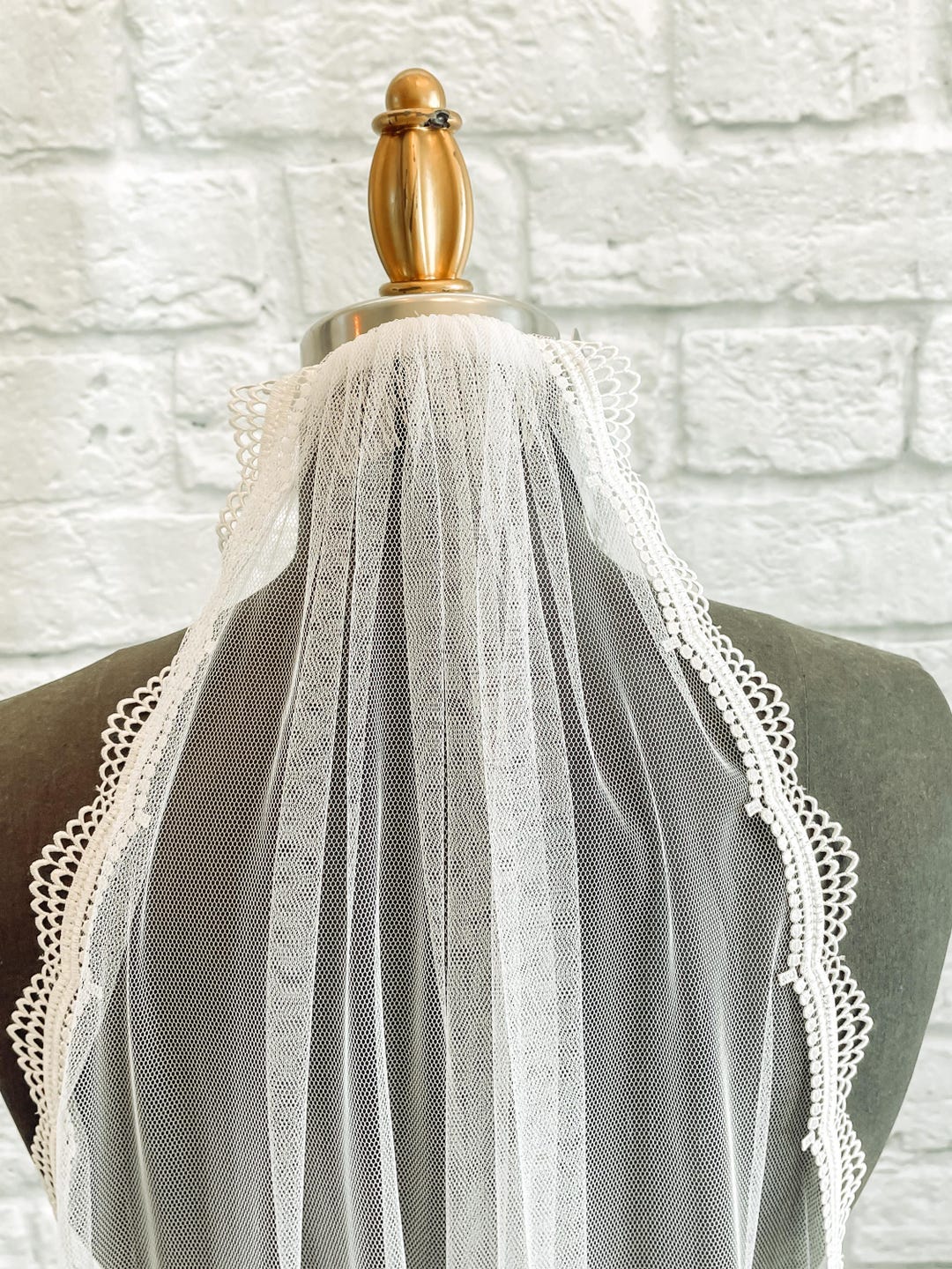 Simple Scalloped Lace Edge Wedding Veil Soft Drapy Tulle  display picture 3