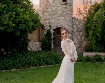 Vestido de novia de sirena de crepé elástico con corpiño de encaje: elegante escote en V bajo, intrincados detalles de cuentas y botones