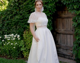 Vestido de novia romántico de encaje y satén, corpiño de encaje, falda de satén, botones y bolsillos