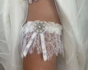 Conjunto de liga con rosas blancas, encaje, pedrería y perlas, tira la liga y guarda la liga