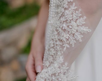 Velo de novia romántico de encaje con cuentas, base de tul color marfil pálido, cuentas de perlas y bordes festoneados, velo de novia de todos los largos, disponible a medida