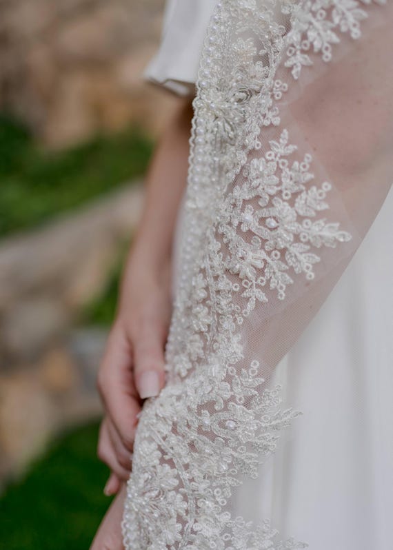 Romantic Beaded Lace Bridal Veil Pale Ivory Tulle Base Pearl  display picture 2