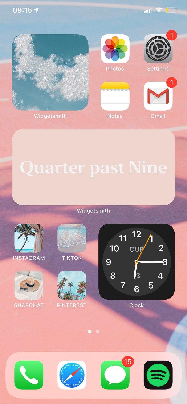 K&ouml;nnte beinhalten: Ein Smartphone-Bildschirm mit einem Uhr-Widget, das 9:15 Uhr anzeigt, einer Benachrichtigung &uuml;ber einen verpassten Anruf und Symbolen f&uuml;r verschiedene Apps, darunter Instagram, TikTok, Snapchat, Pinterest und Spotify.
