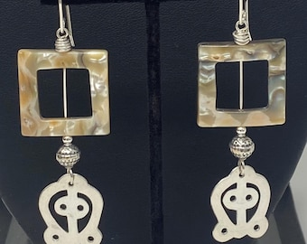 Pendientes de plata de ley con símbolo Odo adinkra y concha de nácar