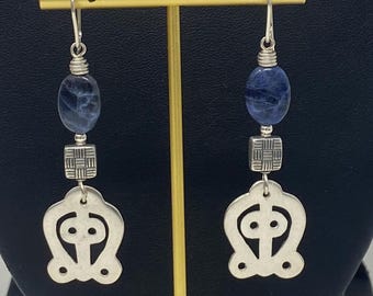 Pendientes de plata de ley con símbolo adinkra Odo (poder del amor) y piedra sodalita