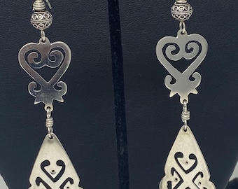 Pendientes de plata de ley con el símbolo adinkrah (Sankofa y Nyame Dua)