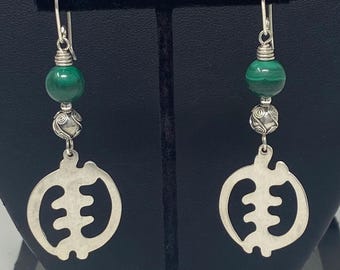 Pendientes de plata de ley con símbolo adinkrah Gye Nyame y piedra malaquita