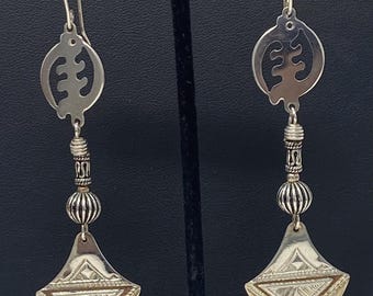 Símbolo adinkra de plata esterlina (Gye Nyame) y piezas tuareg con accesorios de plata