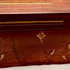 Vintage / Art Deco style / Beautiful wooden jewelry box