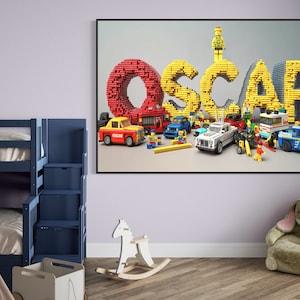 Pu&ograve; includere: Una stampa incorniciata del nome "OSCAR" scritto con mattoncini Lego colorati. Le lettere sono circondate da auto, camion e personaggi Lego in miniatura.