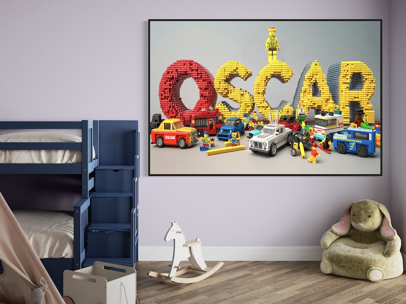 Pu&ograve; includere: Una stampa incorniciata del nome "OSCAR" scritto con mattoncini Lego colorati. Le lettere sono circondate da auto, camion e personaggi Lego in miniatura.
