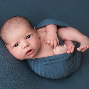 Textured Newborn Photography Backdrop: Stretch Wrap, Baby Posing Fabric bild 9