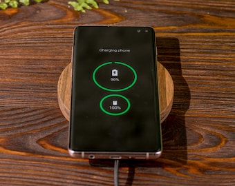 Individuell graviertes kabelloses Ladegerät, Dockingstation aus Walnussholz, Home Office Dekor, iPhone Ladestation, personalisiertes Geburtstagsgeschenk