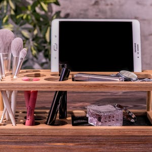 カスタムメイクアップオーガナイザー、木製メイクブラシスタンド、化粧品収納ボックス、彼女用バスルームオーガナイザー、妻への木製記念日ギフト