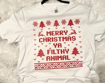 Feliz Navidad Ya Filthy Animal Tee l Christmas Tee l Tees l Camisa Gráfica l Bella Canvas Tee l Home Alone Tee l Regalos de Navidad