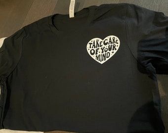 Cuida tu mente l Camiseta para maestros l Camisas para maestros l Camiseta motivacional l Flores l Smiley l Feliz l Corazón l Autocuidado l Conciencia mental