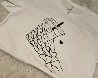 Mano de esqueleto y camiseta de café helado l Vibraciones espeluznantes l Camiseta de café helado l Vibraciones de otoño l Camiseta de otoño l Halloween l Camiseta de Halloween l Camisa linda l Esqueleto